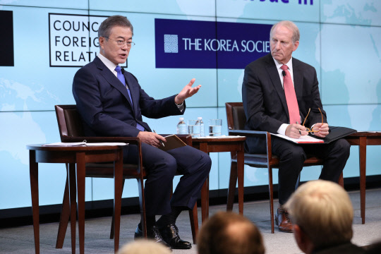 제73차 유엔총회 참석을 위해 뉴욕을 방문 중인 문재인 대통령이 25일 오후(현지시간) 미국 뉴욕 외교협회(CFR)에서 열린 "위대한 동맹으로 평화를(Our Greater Alliance, Making Peace (부제:문재인 대통령과의 대화, A Conversation with President Moon Jae-in))" 행사에 참석해 질문에 답하고 있다.  연합뉴스
